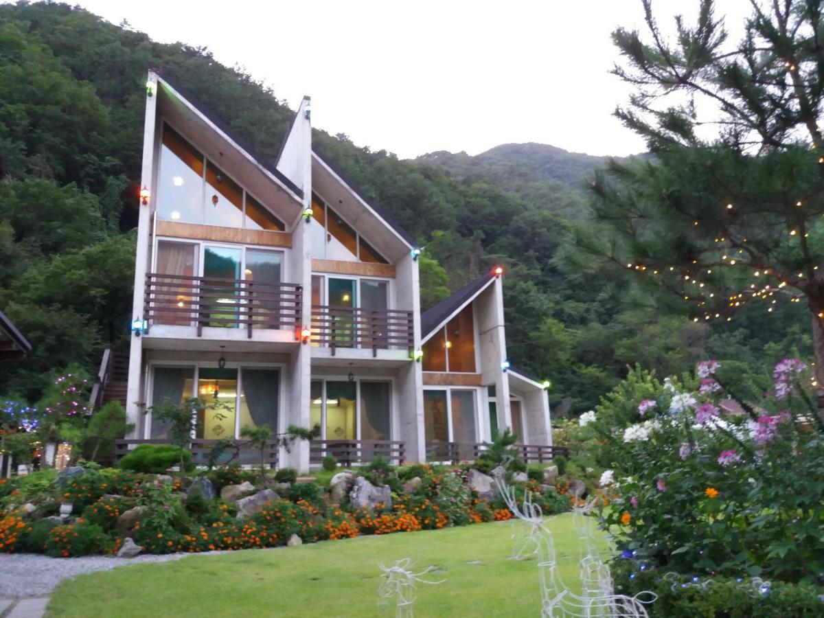 Moon On The Cloud Villa Yeongwol Exterior photo